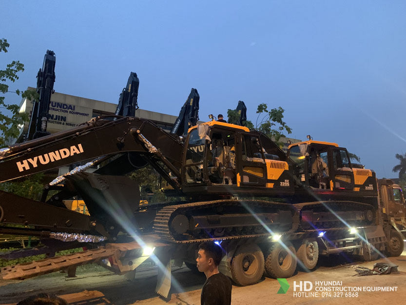 ban-giao-may-xuc-Hyundai-hx220S