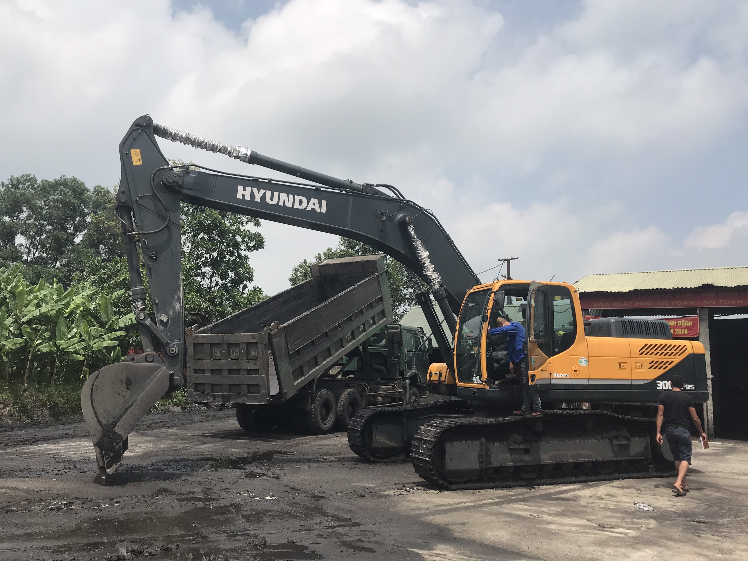Đánh giá ưu & nhược điểm máy xúc bánh lốp và máy xúc bánh xích
